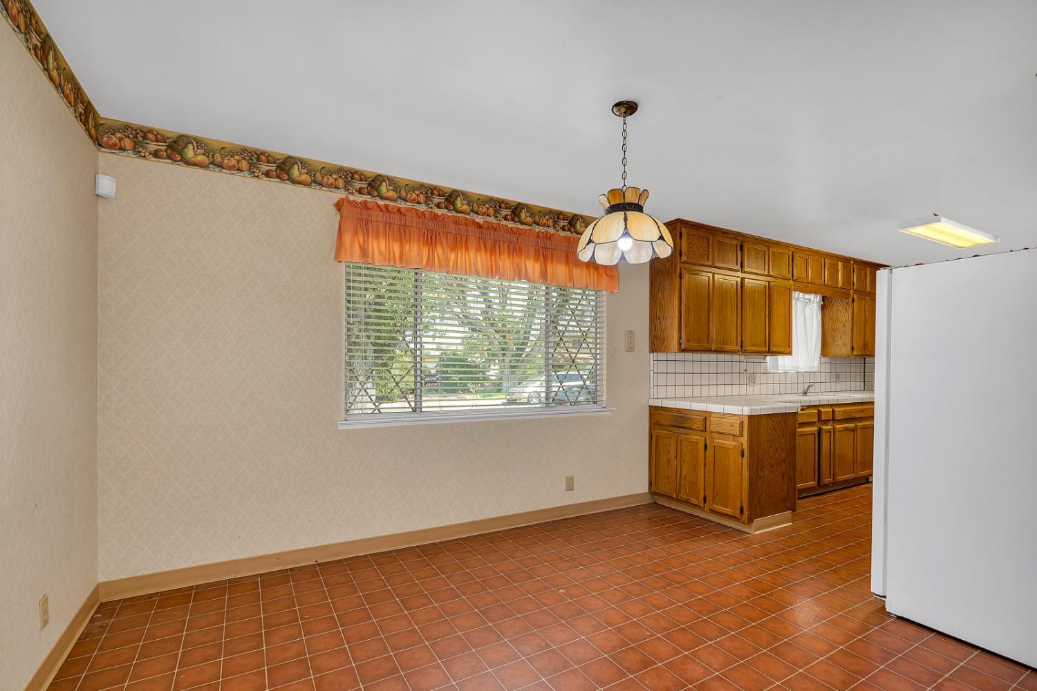 Detail Gallery Image 5 of 47 For 245 W K, Los Banos,  CA 93635 - 3 Beds | 2 Baths