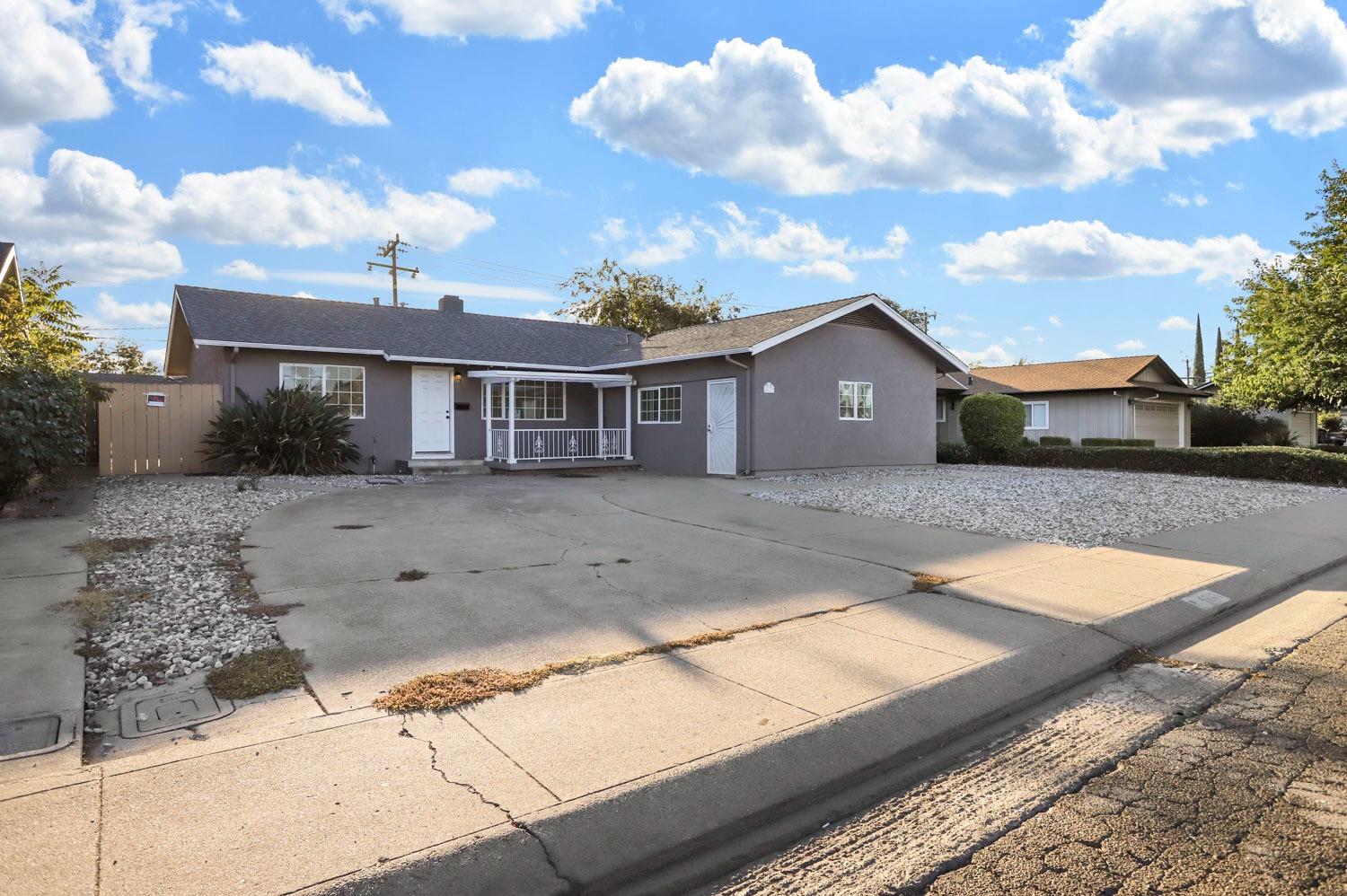 Detail Gallery Image 2 of 34 For 5613 N El Dorado St, Stockton,  CA 95207 - 3 Beds | 2 Baths