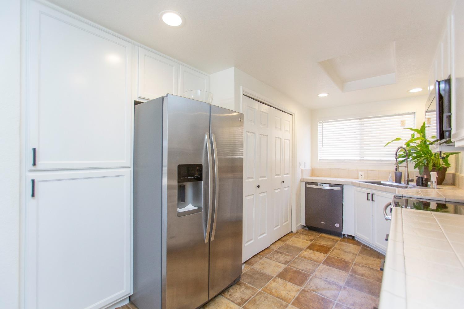 Detail Gallery Image 6 of 17 For 581 Lincoln Ave #B,  Modesto,  CA 95354 - 3 Beds | 1/1 Baths