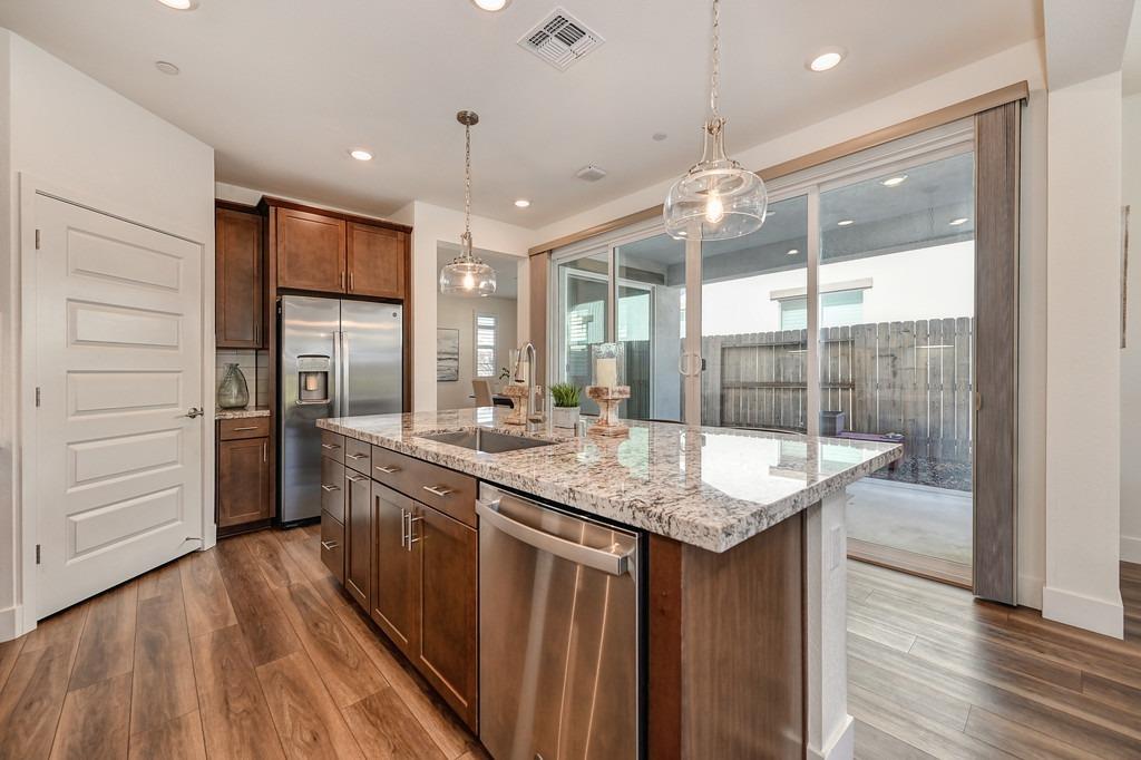 Detail Gallery Image 6 of 35 For 7056 Starburst Ln, Roseville,  CA 95747 - 2 Beds | 2 Baths