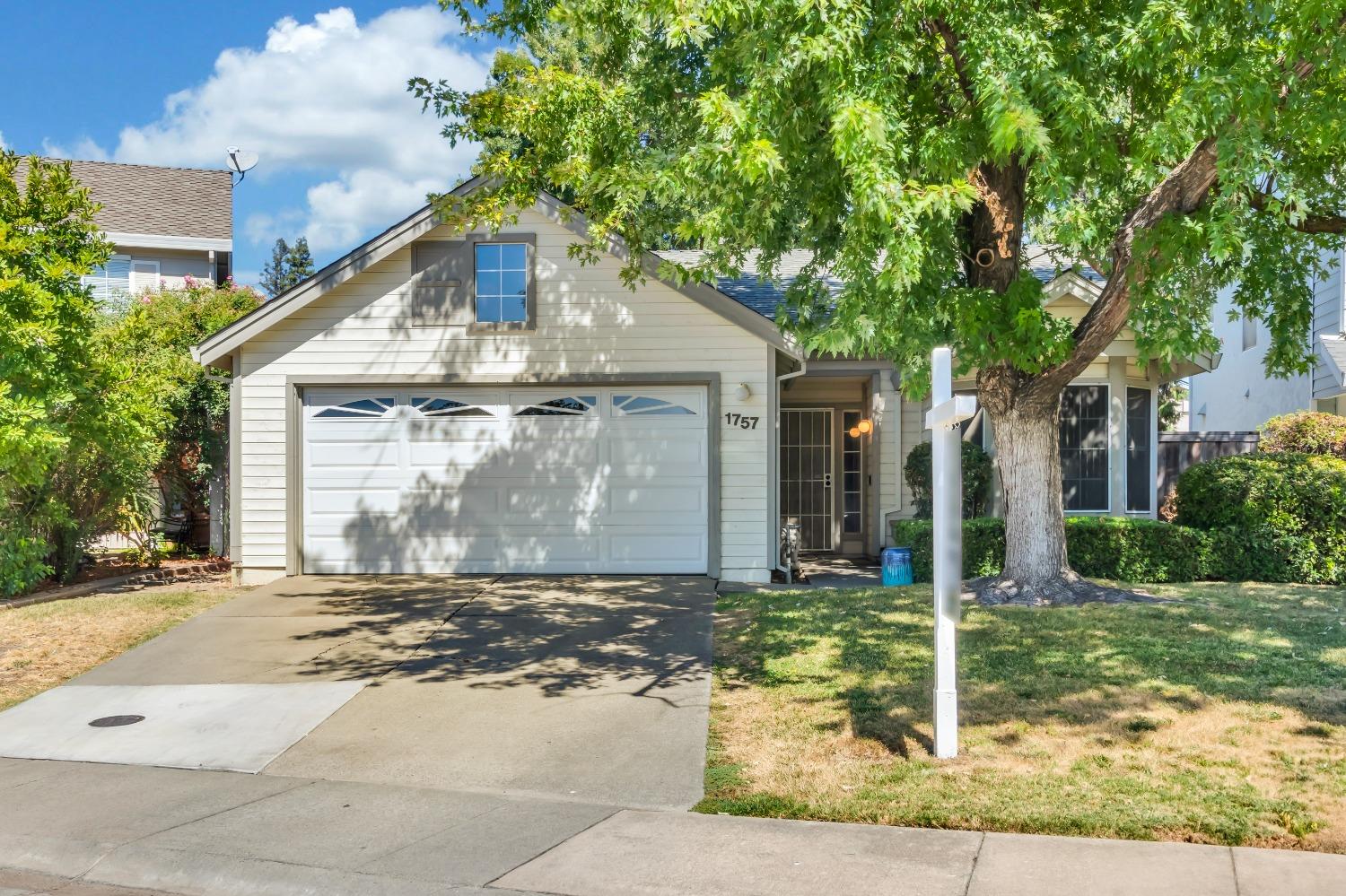 Detail Gallery Image 1 of 40 For 1757 Bridgecreek Dr, Sacramento,  CA 95833 - 2 Beds | 2 Baths