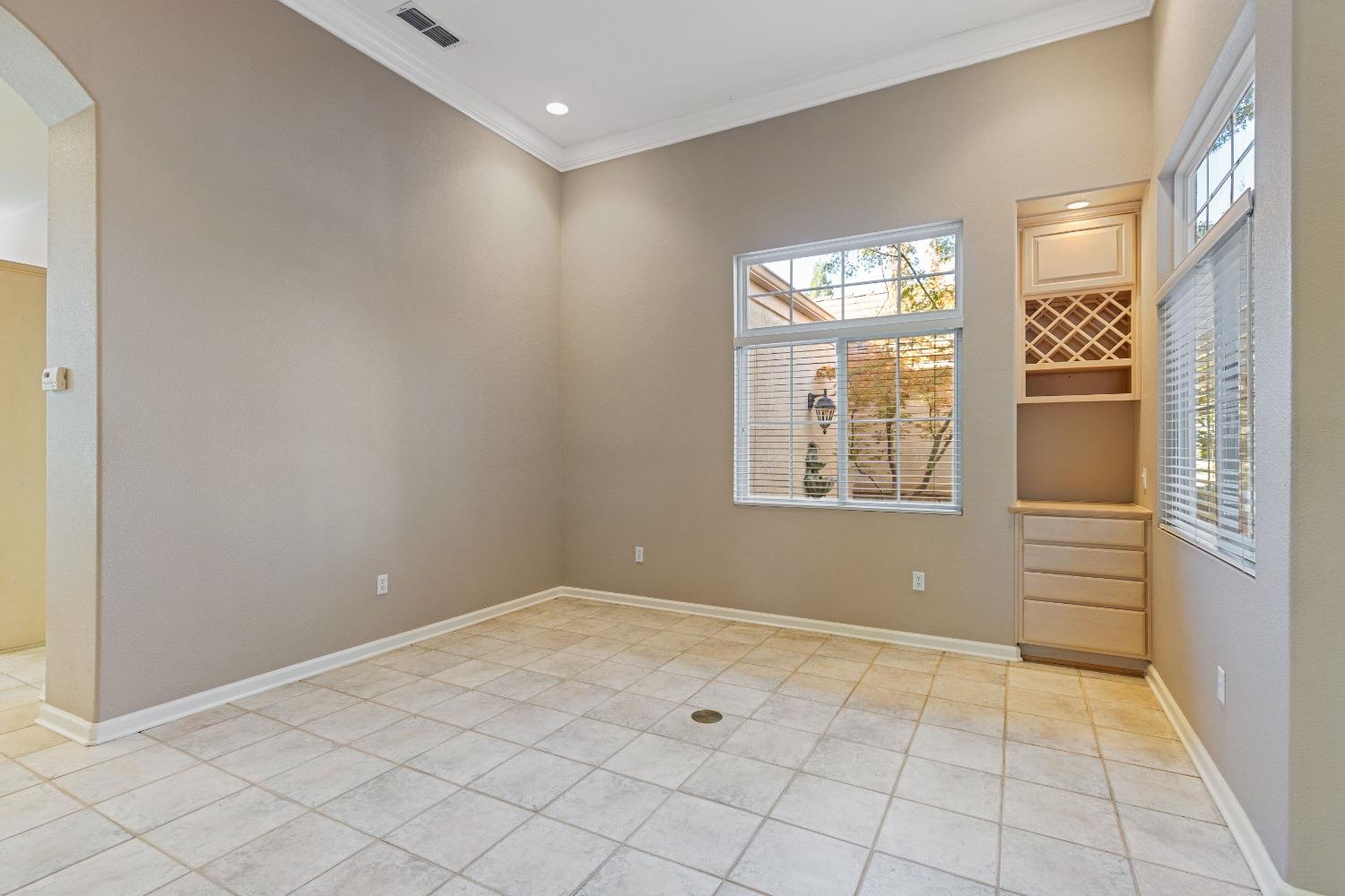 Detail Gallery Image 10 of 53 For 301 Stonework Ct, Roseville,  CA 95747 - 3 Beds | 2/1 Baths