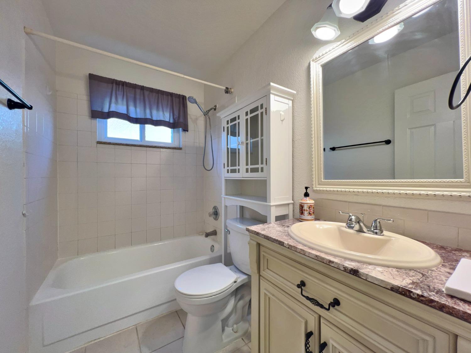 Detail Gallery Image 12 of 19 For 3992 Wildrose Way, Sacramento,  CA 95826 - 3 Beds | 2 Baths