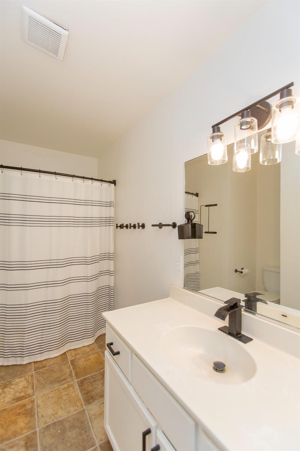 Detail Gallery Image 8 of 17 For 581 Lincoln Ave #B,  Modesto,  CA 95354 - 3 Beds | 1/1 Baths