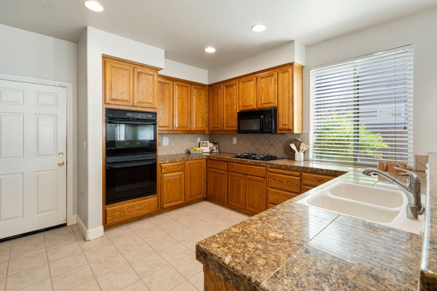 Detail Gallery Image 15 of 31 For 2248 Able Way, Sacramento,  CA 95835 - 5 Beds | 4/1 Baths