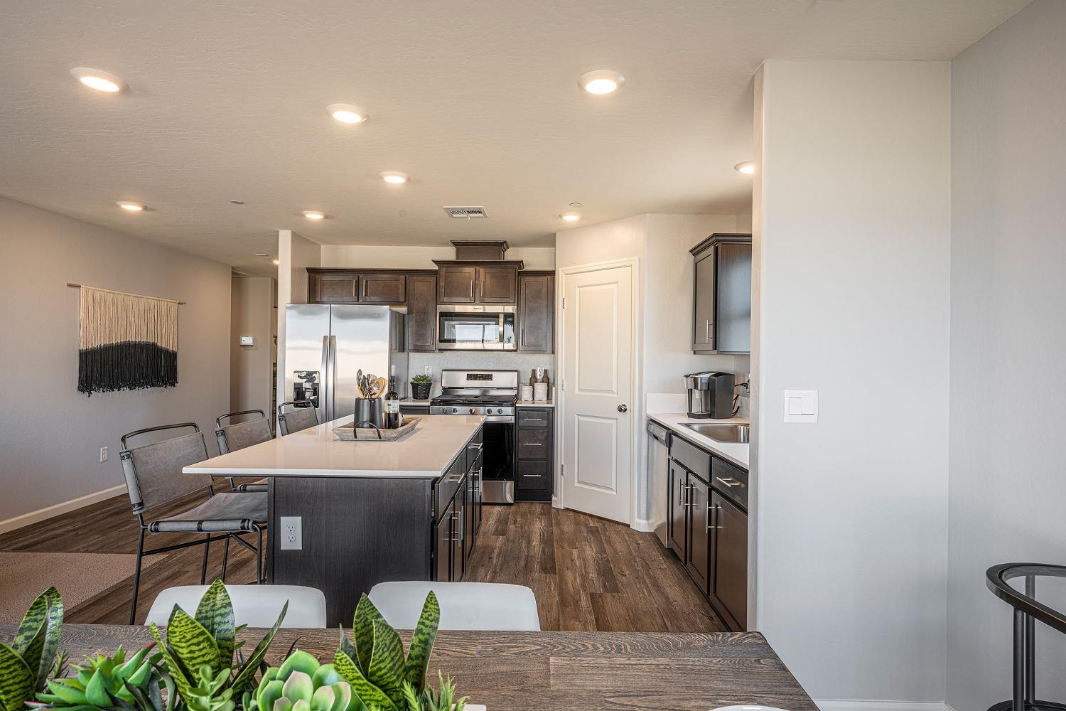 Detail Gallery Image 3 of 19 For 385 Gallaway Ct #502,  Los Banos,  CA 93635 - 4 Beds | 2 Baths