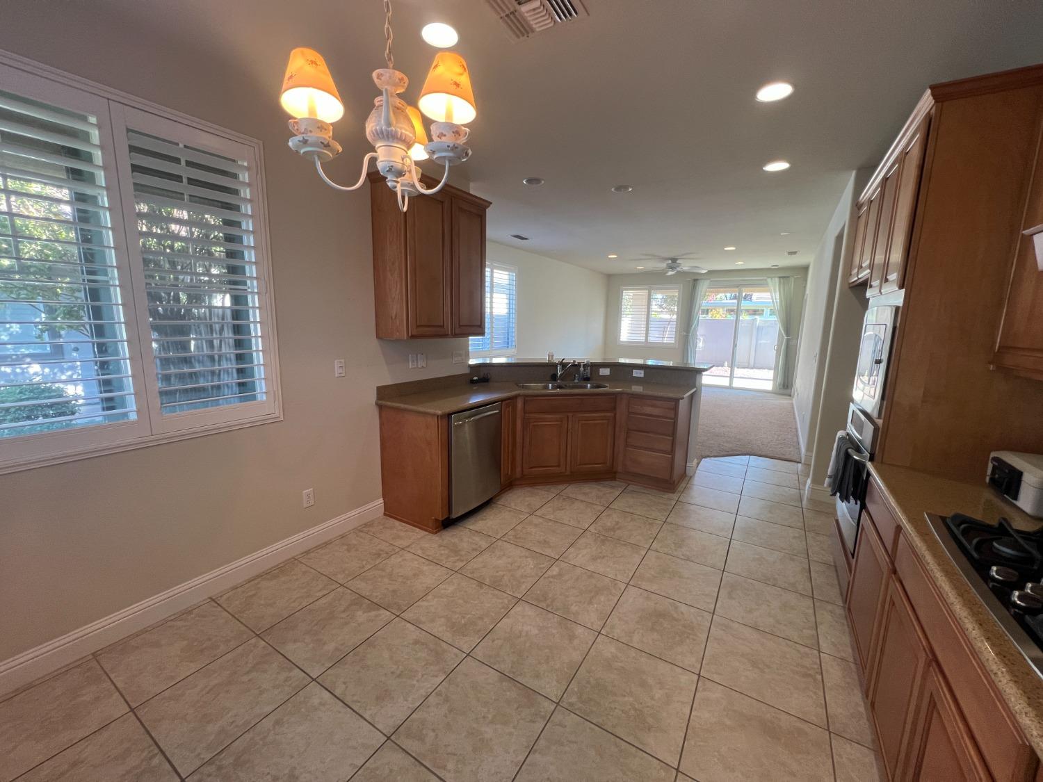 Detail Gallery Image 15 of 36 For 2326 Shadow Berry Dr, Manteca,  CA 95336 - 2 Beds | 2 Baths