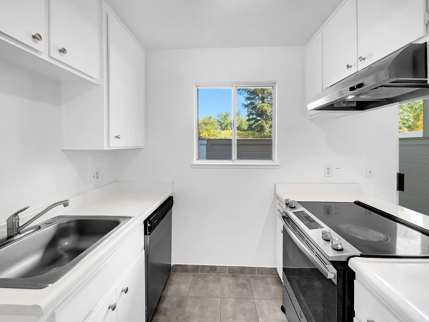 Detail Gallery Image 2 of 17 For 9131 Newhall Dr #76,  Sacramento,  CA 95826 - 1 Beds | 1 Baths