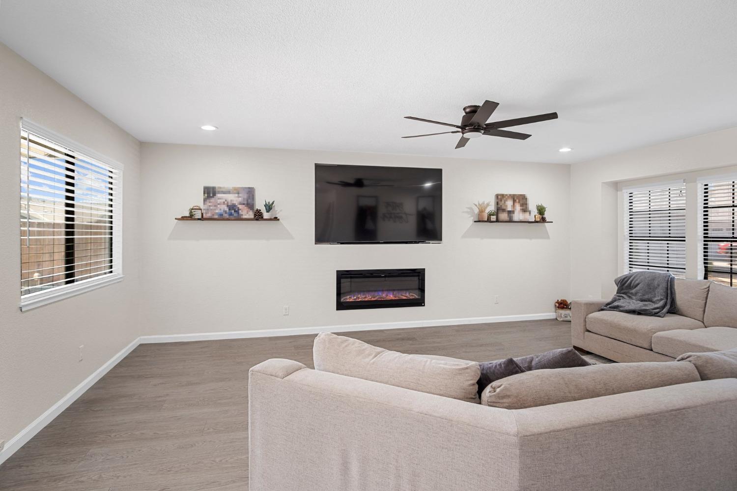 Detail Gallery Image 5 of 30 For 2118 Laura Ct, Hughson,  CA 95326 - 3 Beds | 2 Baths