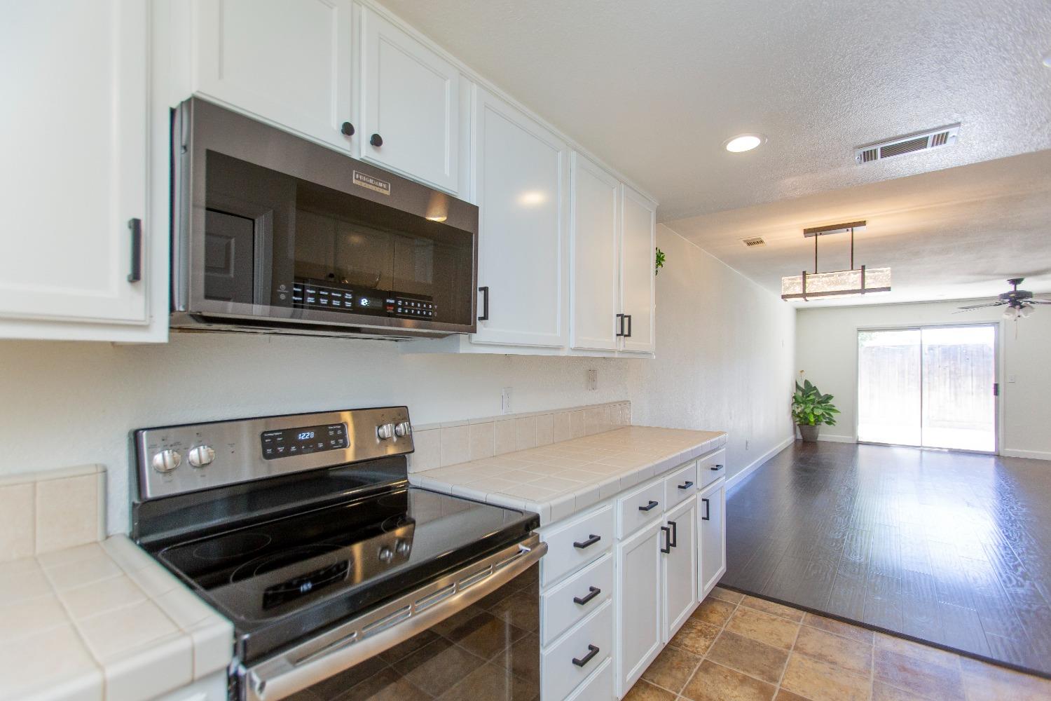 Detail Gallery Image 4 of 17 For 581 Lincoln Ave #B,  Modesto,  CA 95354 - 3 Beds | 1/1 Baths