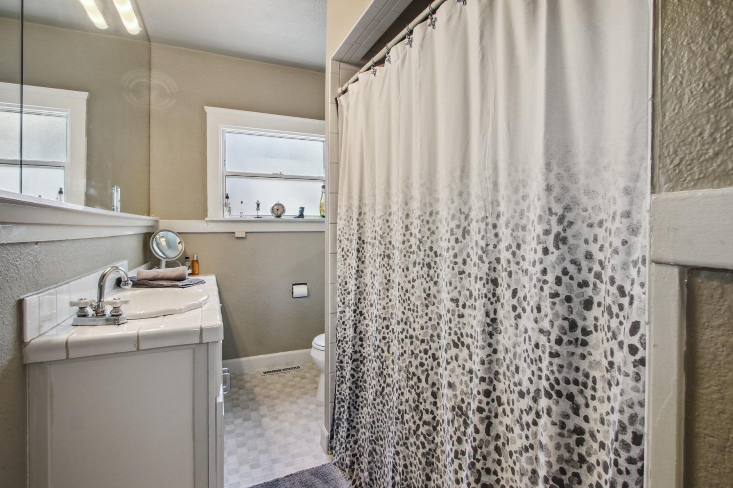 Detail Gallery Image 30 of 44 For 2221 23rd St, Sacramento,  CA 95818 - 2 Beds | 1 Baths