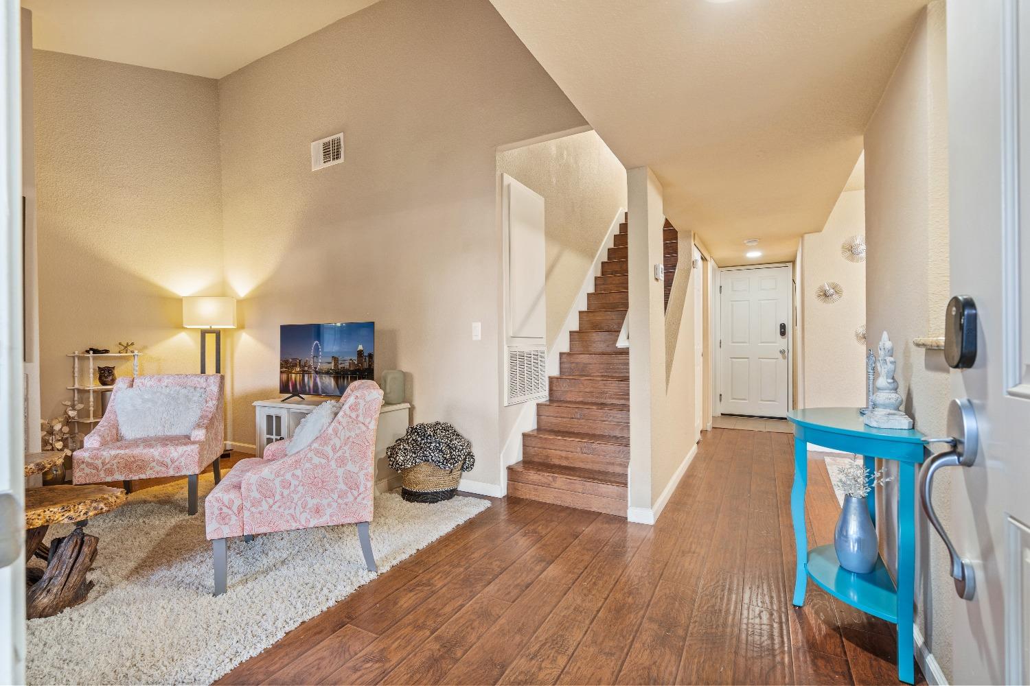 Detail Gallery Image 4 of 17 For 6235 Riverside Blvd #2,  Sacramento,  CA 95831 - 2 Beds | 2 Baths