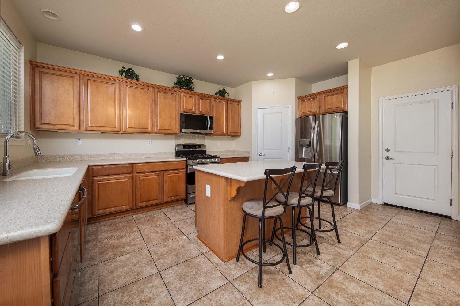 Detail Gallery Image 12 of 40 For 10576 Lake Point Ave, Stockton,  CA 95219 - 3 Beds | 2/1 Baths