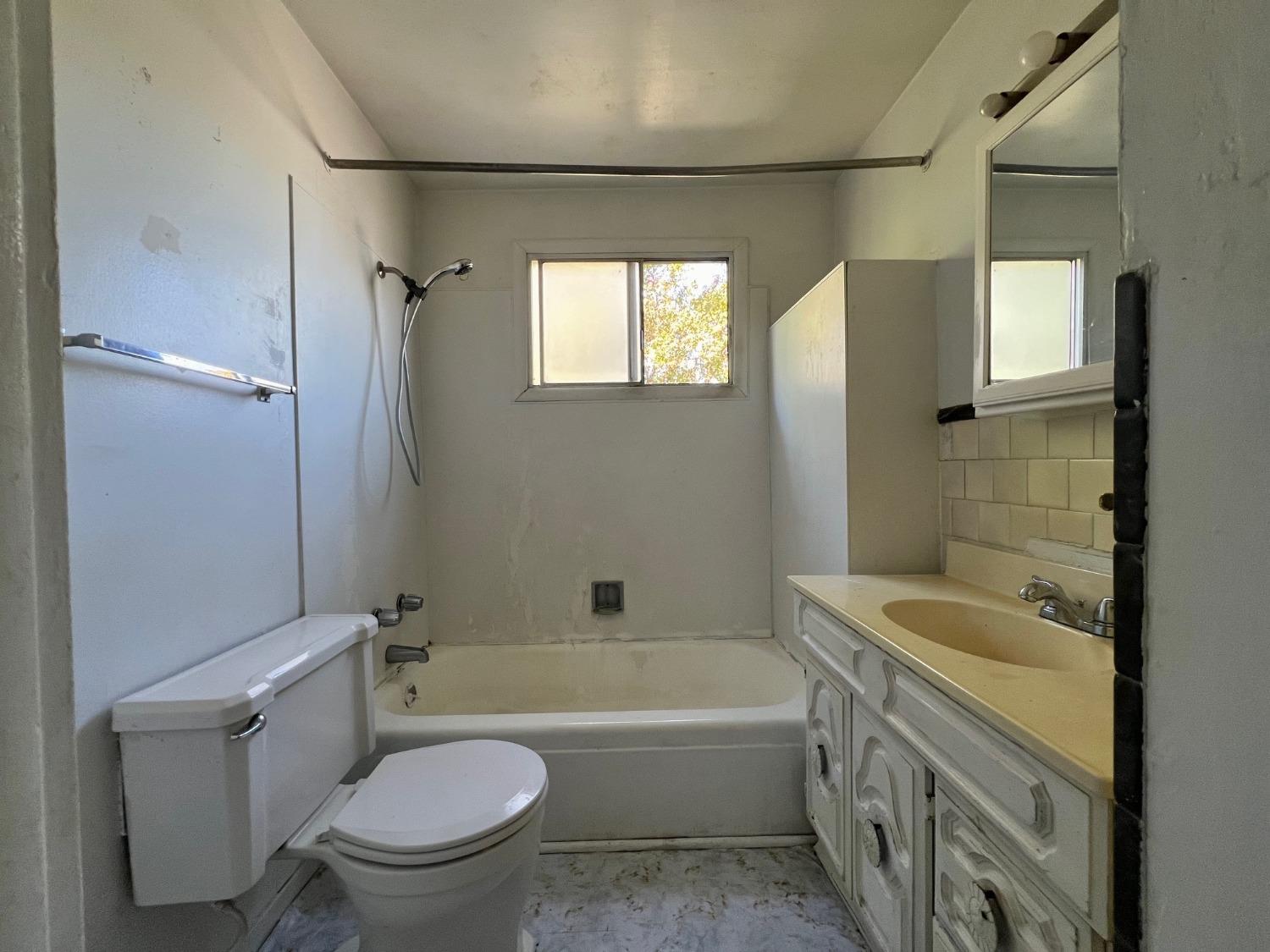 Detail Gallery Image 8 of 27 For 4340 23rd Ave, Sacramento,  CA 95820 - 2 Beds | 1 Baths