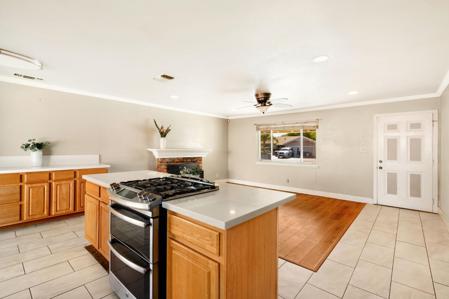 Detail Gallery Image 10 of 28 For 6649 Steiner Dr, Sacramento,  CA 95823 - 2 Beds | 2 Baths