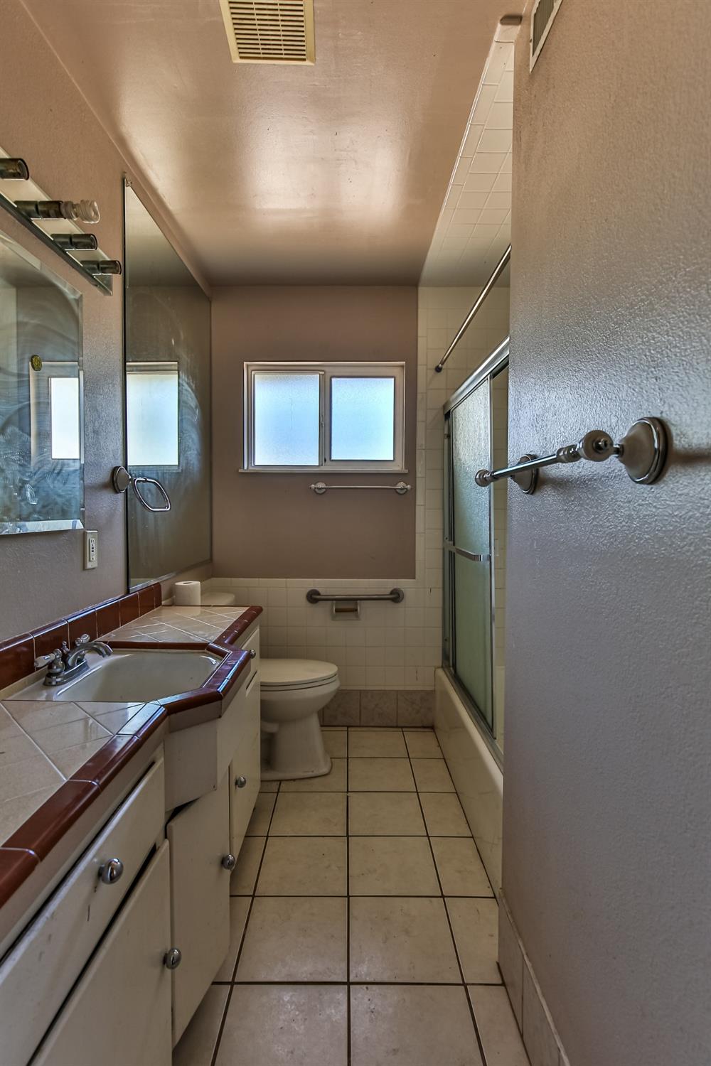 Detail Gallery Image 10 of 19 For 3092 Stanton Cir, Carmichael,  CA 95608 - 3 Beds | 2 Baths