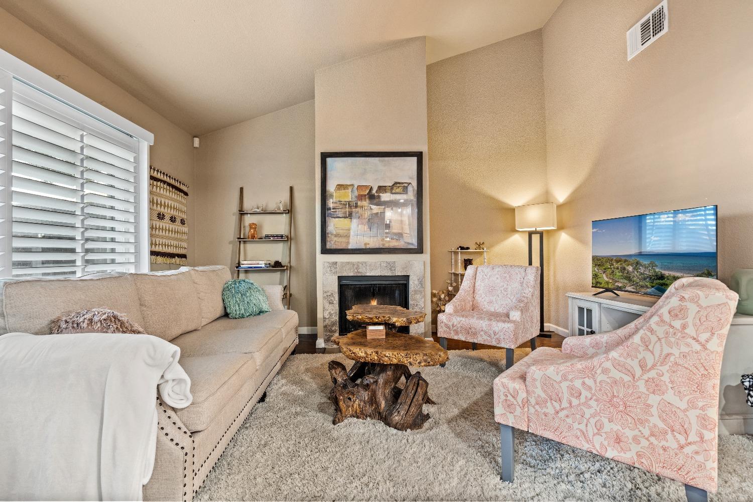 Detail Gallery Image 5 of 17 For 6235 Riverside Blvd #2,  Sacramento,  CA 95831 - 2 Beds | 2 Baths