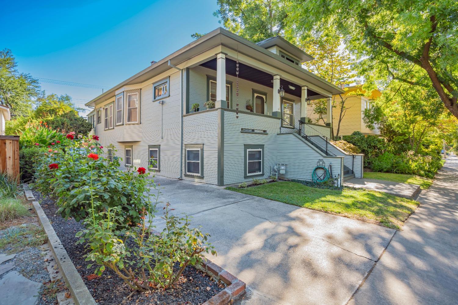 Detail Gallery Image 3 of 55 For 2720 Portola Way, Sacramento,  CA 95818 - 4 Beds | 3 Baths