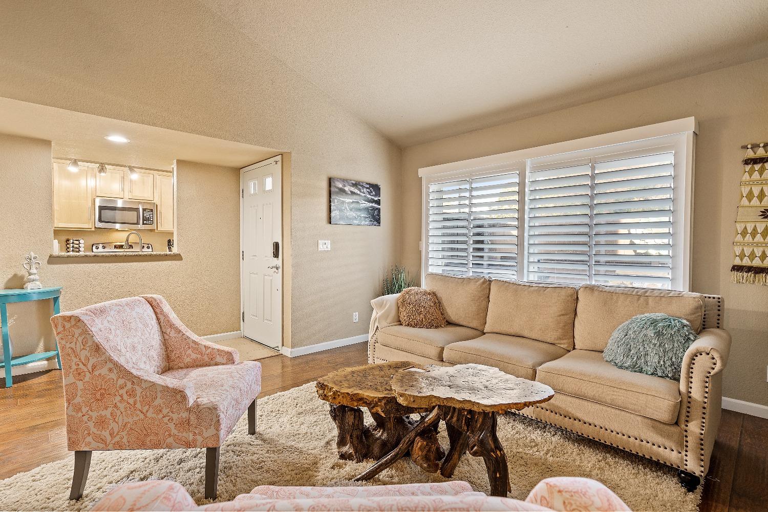 Detail Gallery Image 6 of 17 For 6235 Riverside Blvd #2,  Sacramento,  CA 95831 - 2 Beds | 2 Baths