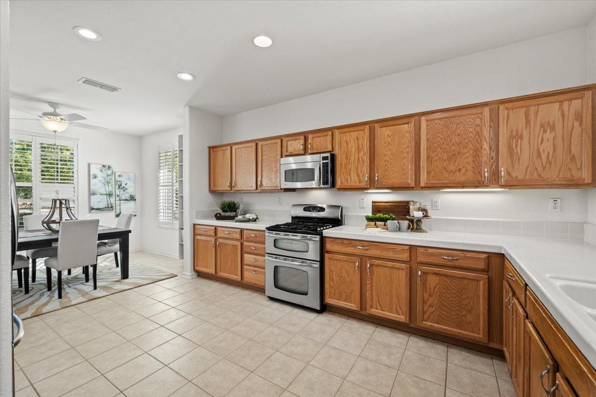 Detail Gallery Image 11 of 36 For 2401 Swainson Ln, Lincoln,  CA 95648 - 2 Beds | 2 Baths