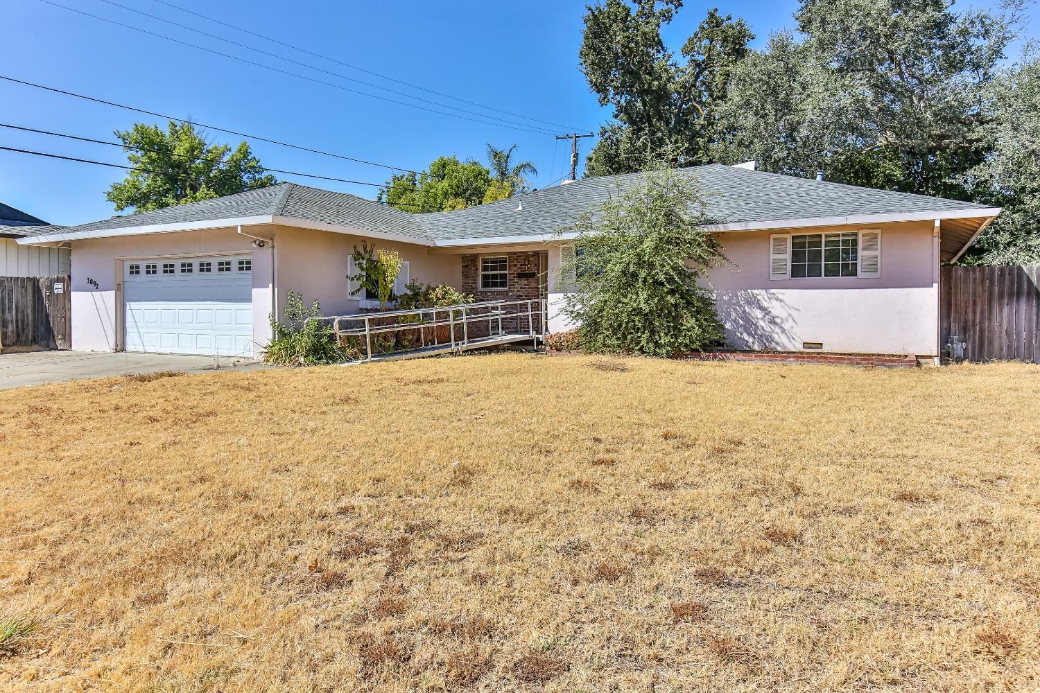 Detail Gallery Image 2 of 19 For 3092 Stanton Cir, Carmichael,  CA 95608 - 3 Beds | 2 Baths