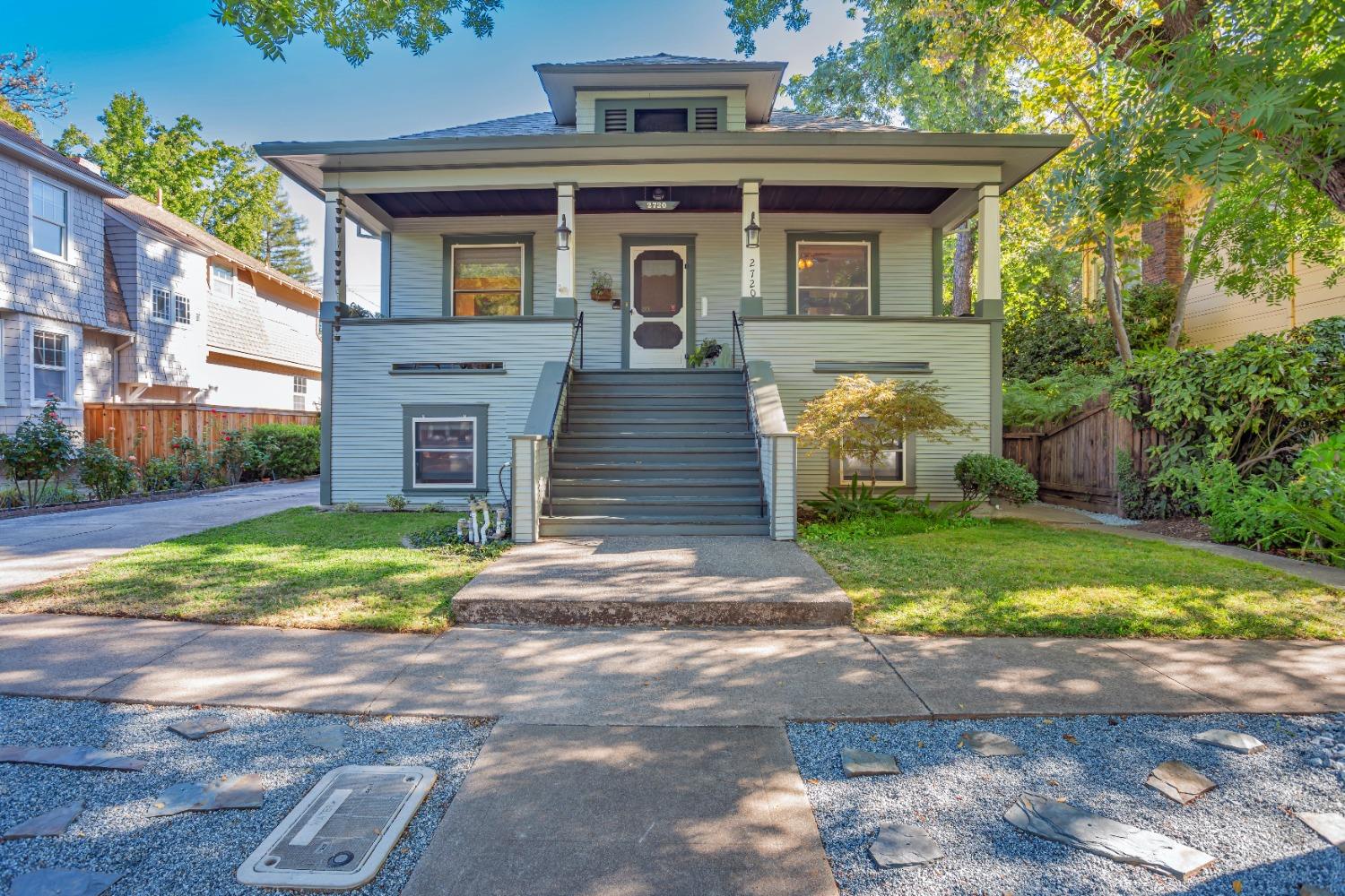 Detail Gallery Image 1 of 55 For 2720 Portola Way, Sacramento,  CA 95818 - 4 Beds | 3 Baths