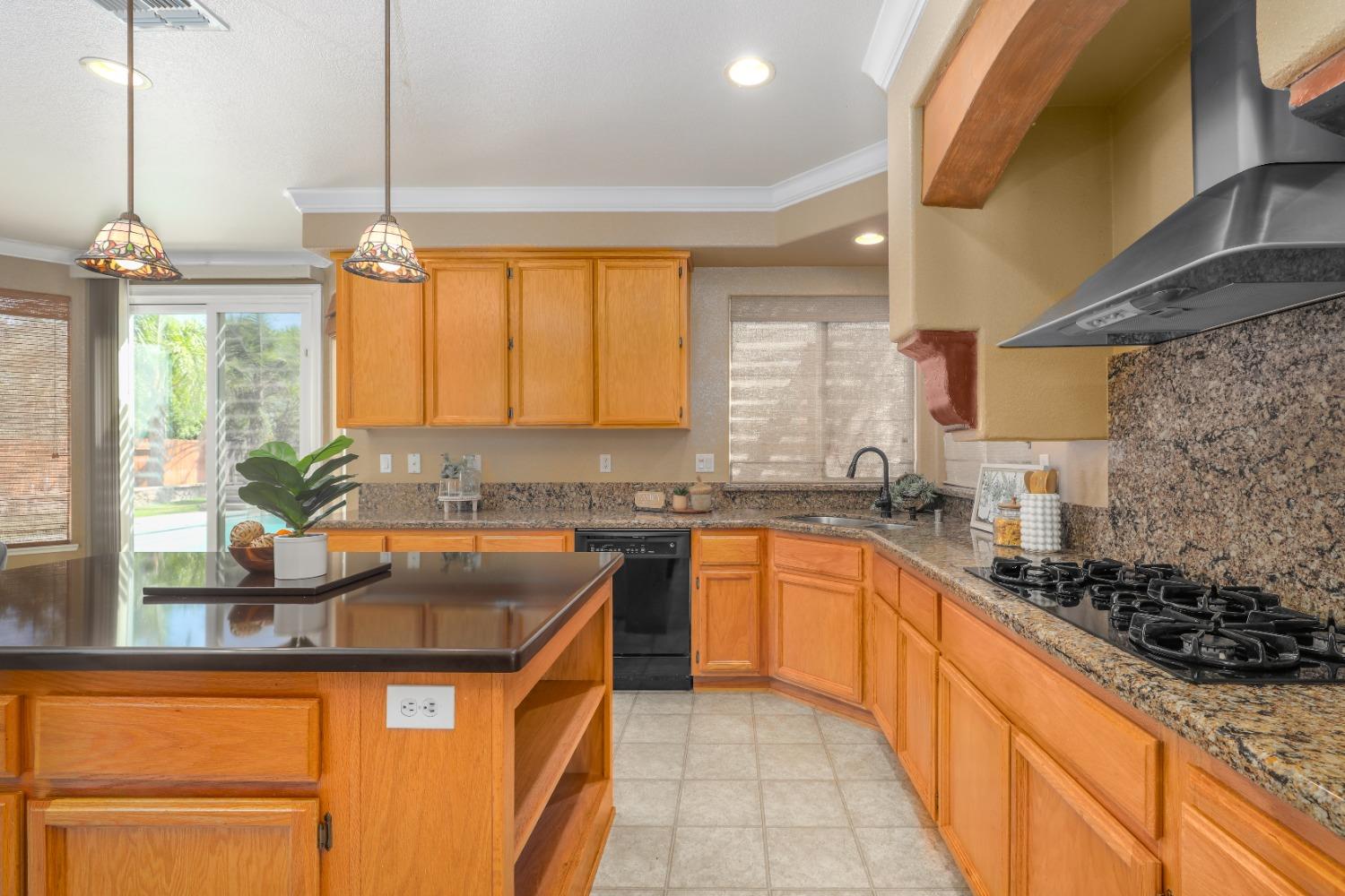 Detail Gallery Image 9 of 67 For 9678 Amber Fields Ct, Elk Grove,  CA 95624 - 5 Beds | 4/1 Baths