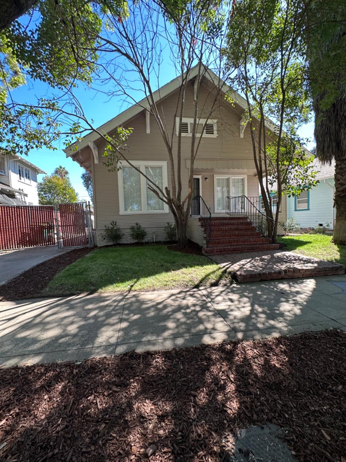 Detail Gallery Image 1 of 24 For 142 E Maple St, Stockton,  CA 95204 - 3 Beds | 2 Baths