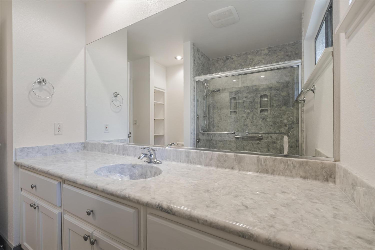 Detail Gallery Image 19 of 35 For 6549 Lake Park Dr, Sacramento,  CA 95831 - 3 Beds | 2/1 Baths