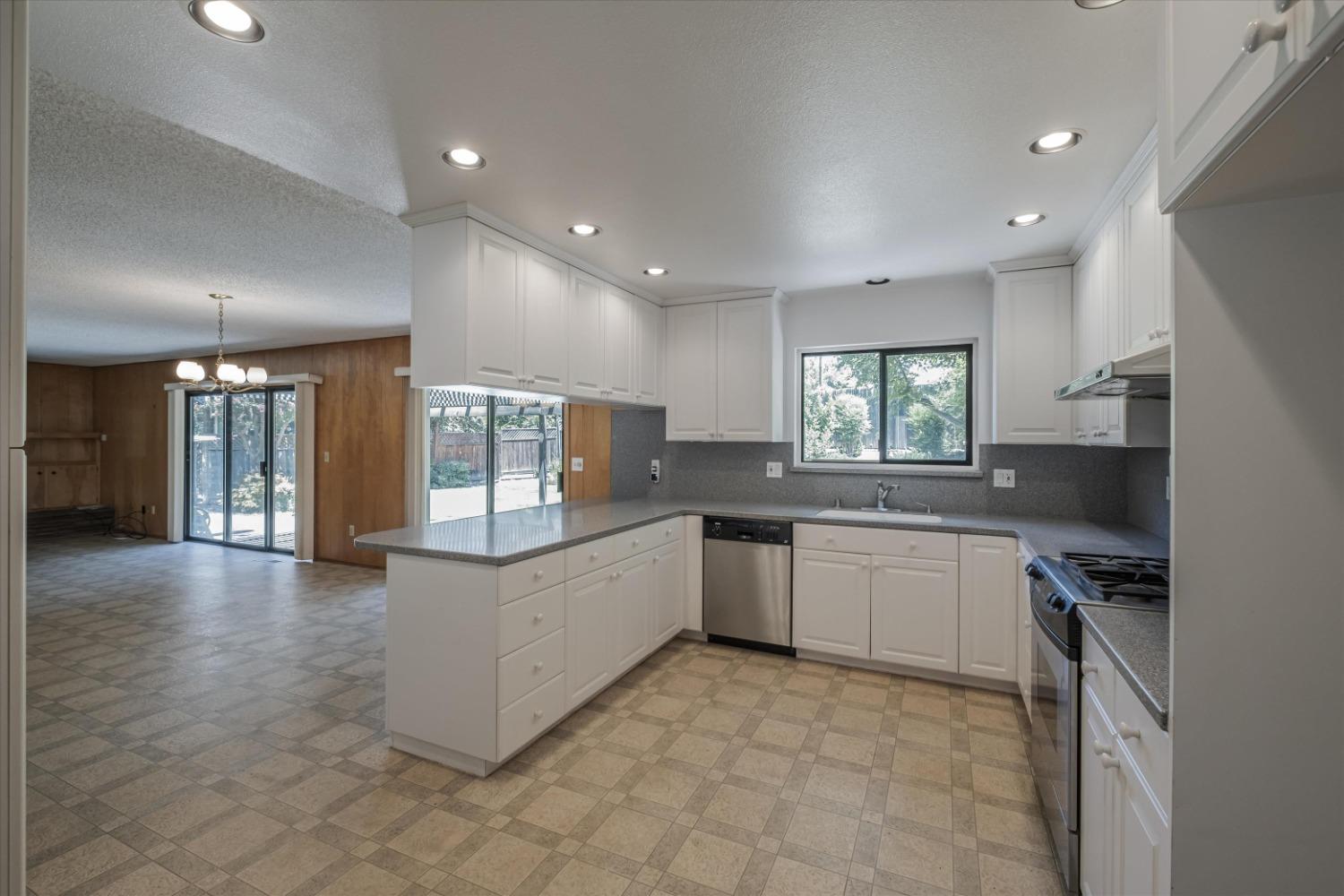 Detail Gallery Image 12 of 35 For 6549 Lake Park Dr, Sacramento,  CA 95831 - 3 Beds | 2/1 Baths