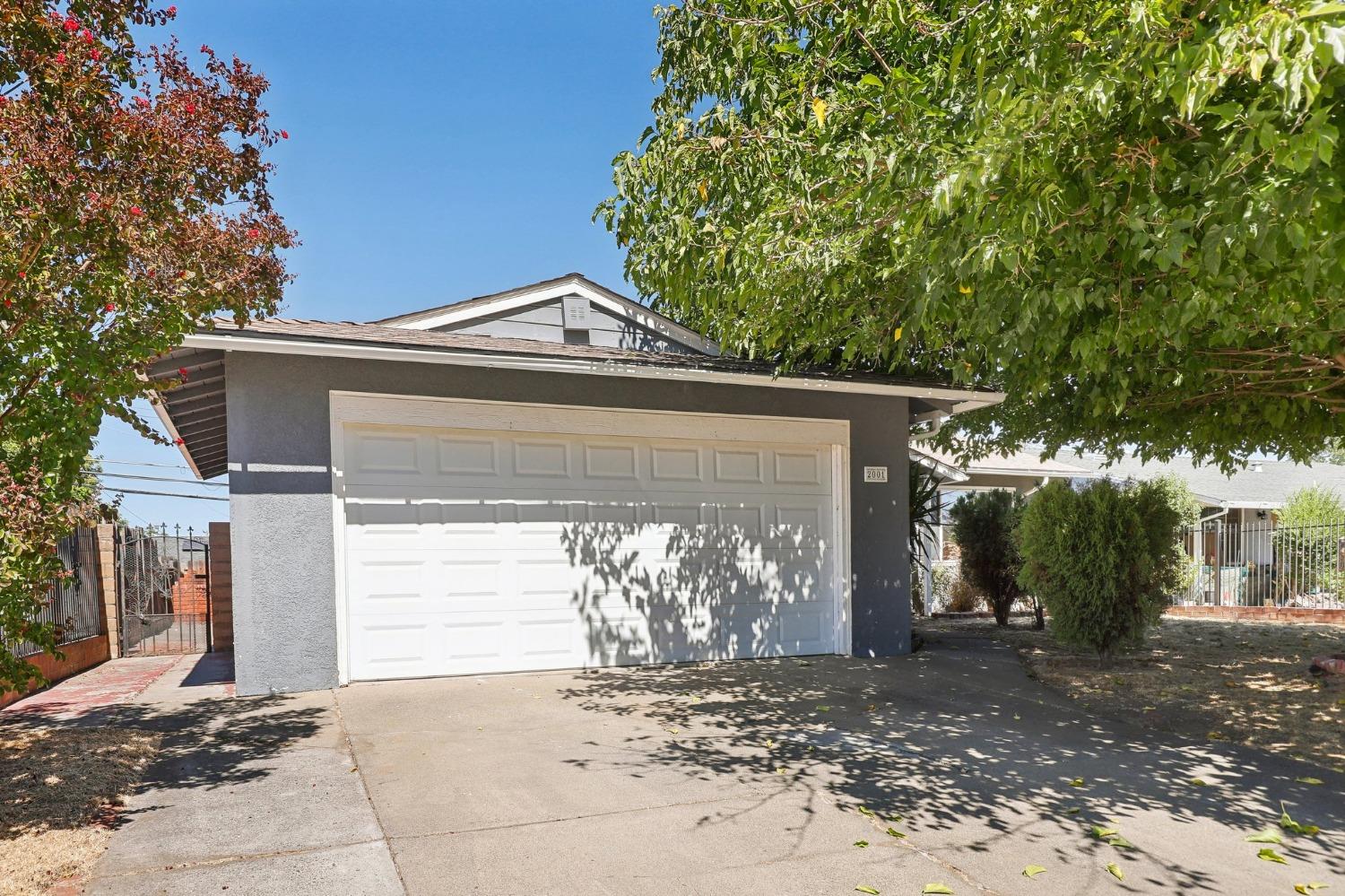 Detail Gallery Image 2 of 30 For 2001 Oneil Way, Sacramento,  CA 95822 - 3 Beds | 2 Baths