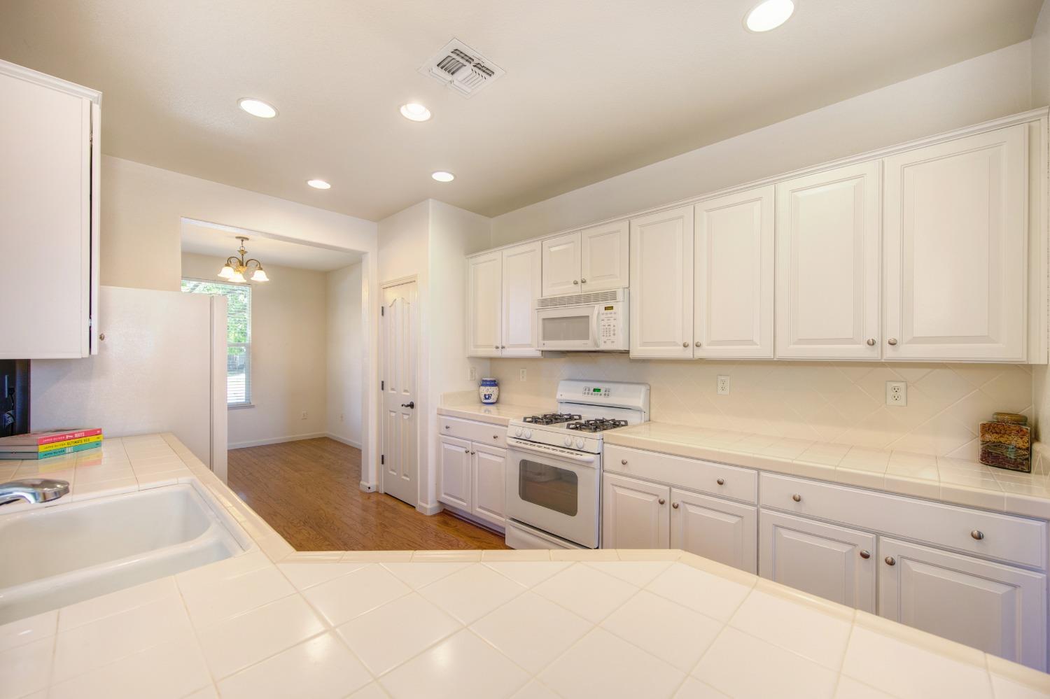 Detail Gallery Image 18 of 98 For 381 Pelican Bay Cir, Sacramento,  CA 95835 - 2 Beds | 2 Baths