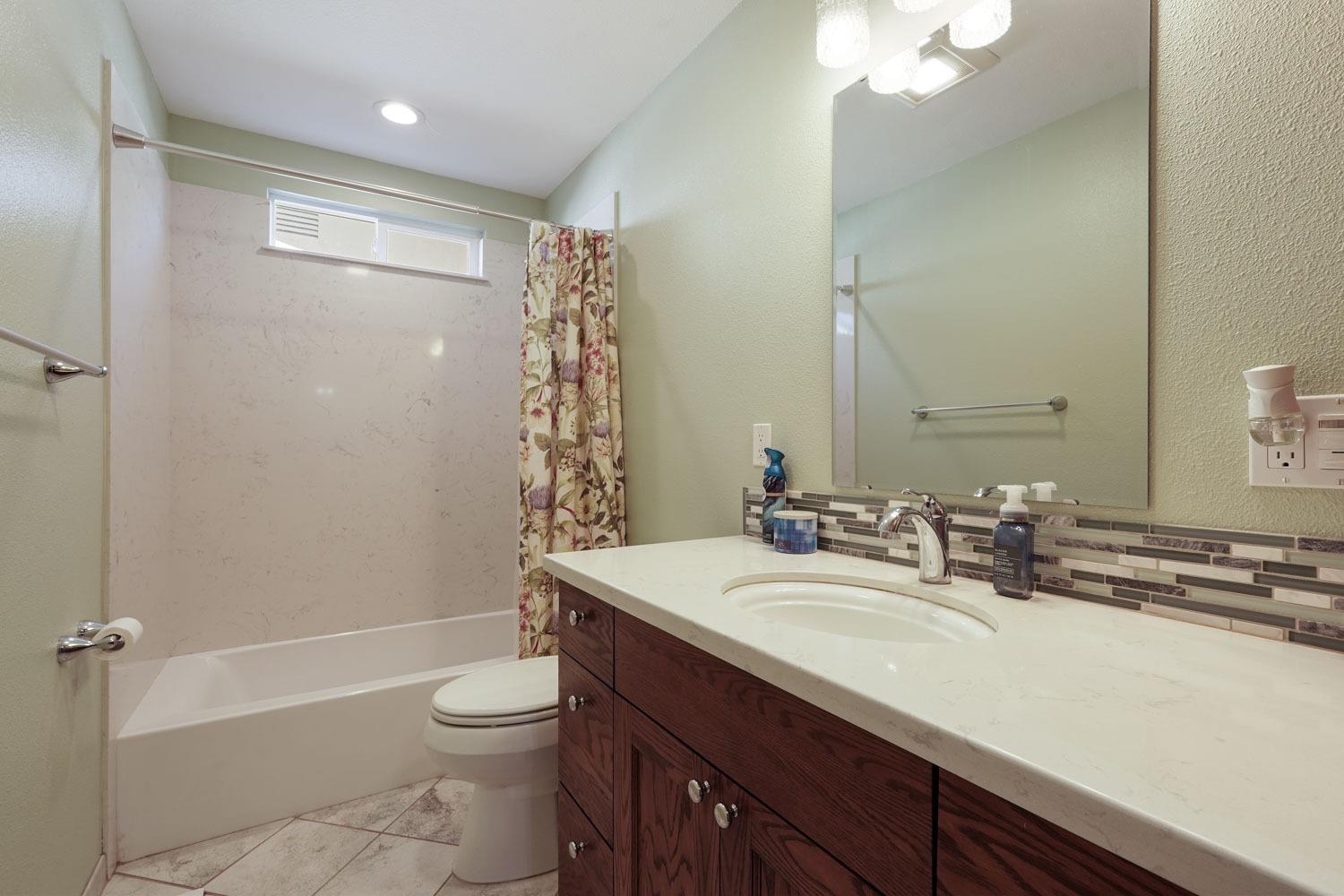 Detail Gallery Image 11 of 21 For 225 Rainier Dr, Lodi,  CA 95242 - 3 Beds | 2 Baths