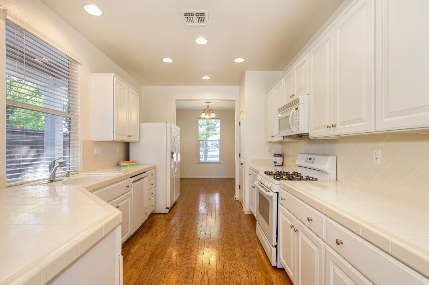 Detail Gallery Image 17 of 98 For 381 Pelican Bay Cir, Sacramento,  CA 95835 - 2 Beds | 2 Baths