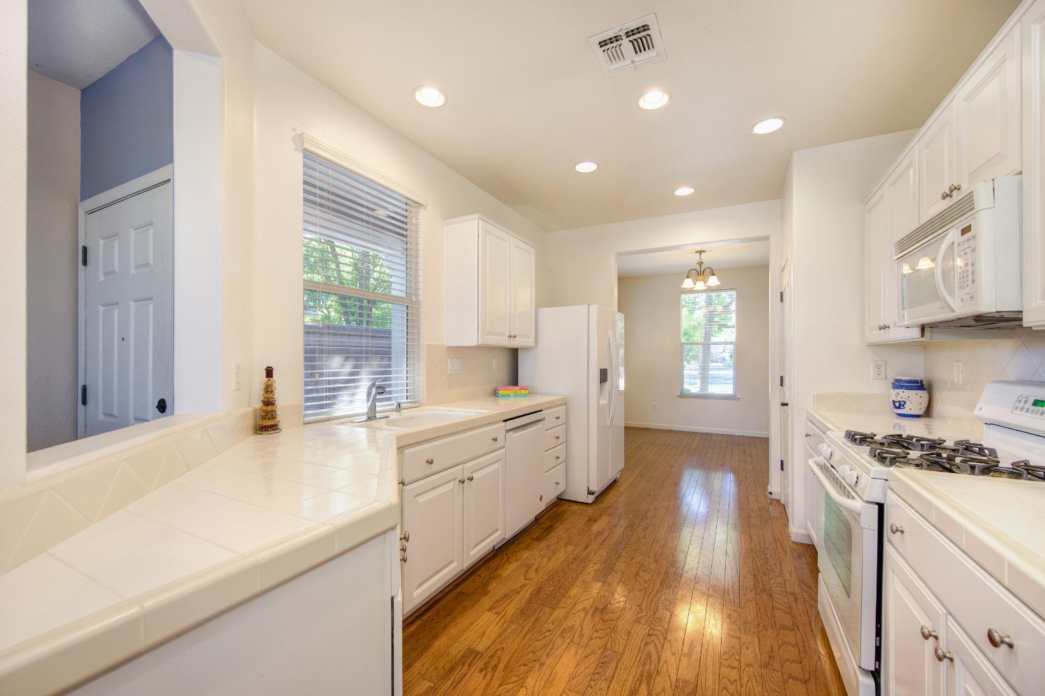 Detail Gallery Image 16 of 98 For 381 Pelican Bay Cir, Sacramento,  CA 95835 - 2 Beds | 2 Baths