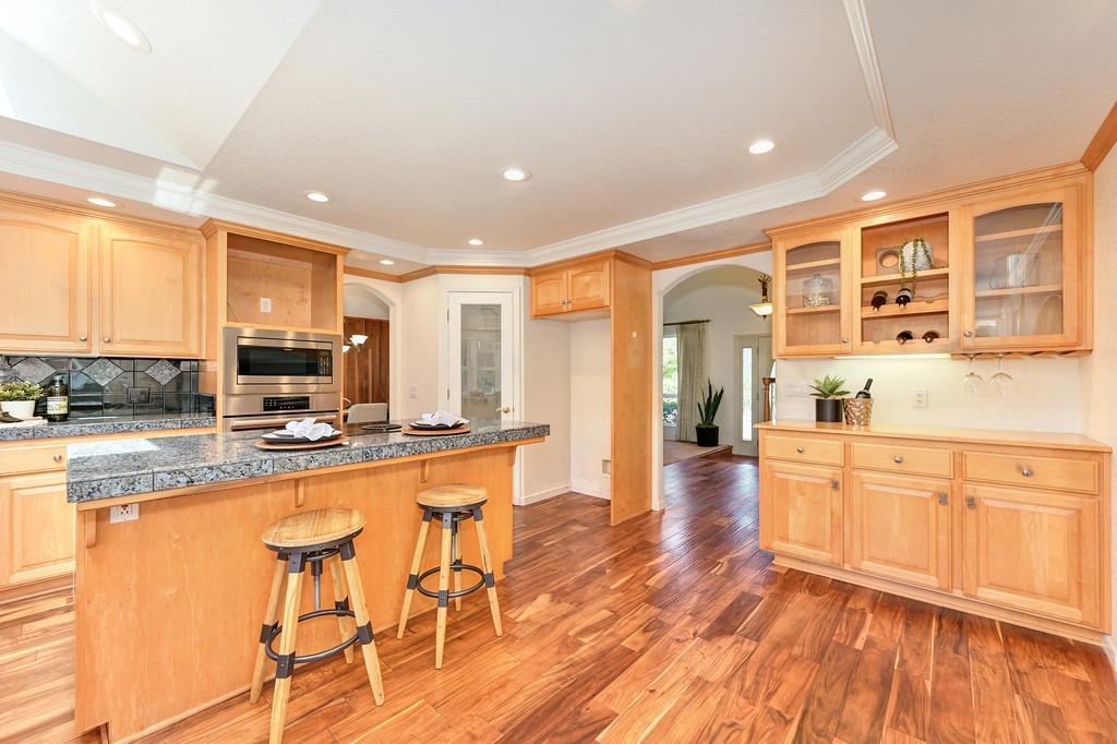 Detail Gallery Image 14 of 52 For 1320 Greenborough Dr, Roseville,  CA 95661 - 4 Beds | 2/1 Baths