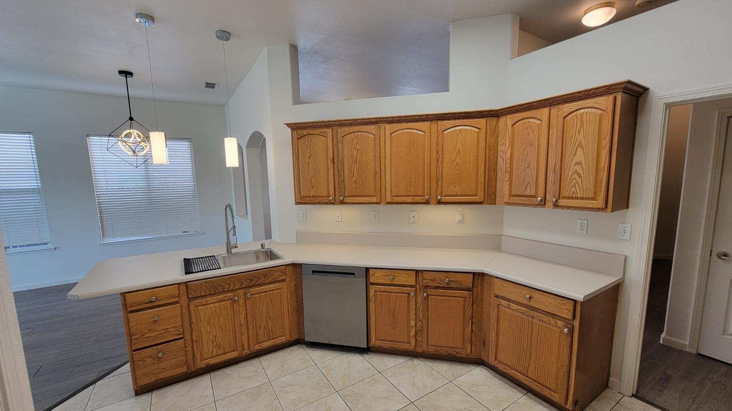 Detail Gallery Image 9 of 20 For 726 Brittanyann Ln, Stockton,  CA 95206 - 3 Beds | 2 Baths