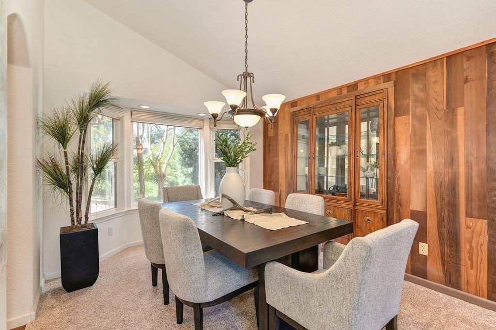 Detail Gallery Image 9 of 52 For 1320 Greenborough Dr, Roseville,  CA 95661 - 4 Beds | 2/1 Baths