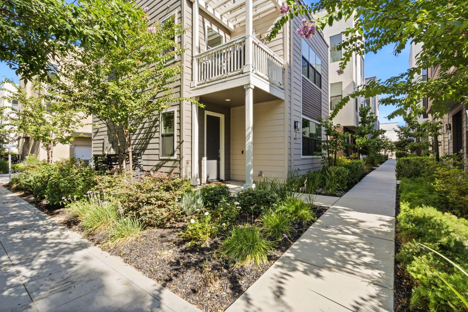 Detail Gallery Image 3 of 30 For 331 Caramel Ln, Sacramento,  CA 95814 - 3 Beds | 3/1 Baths