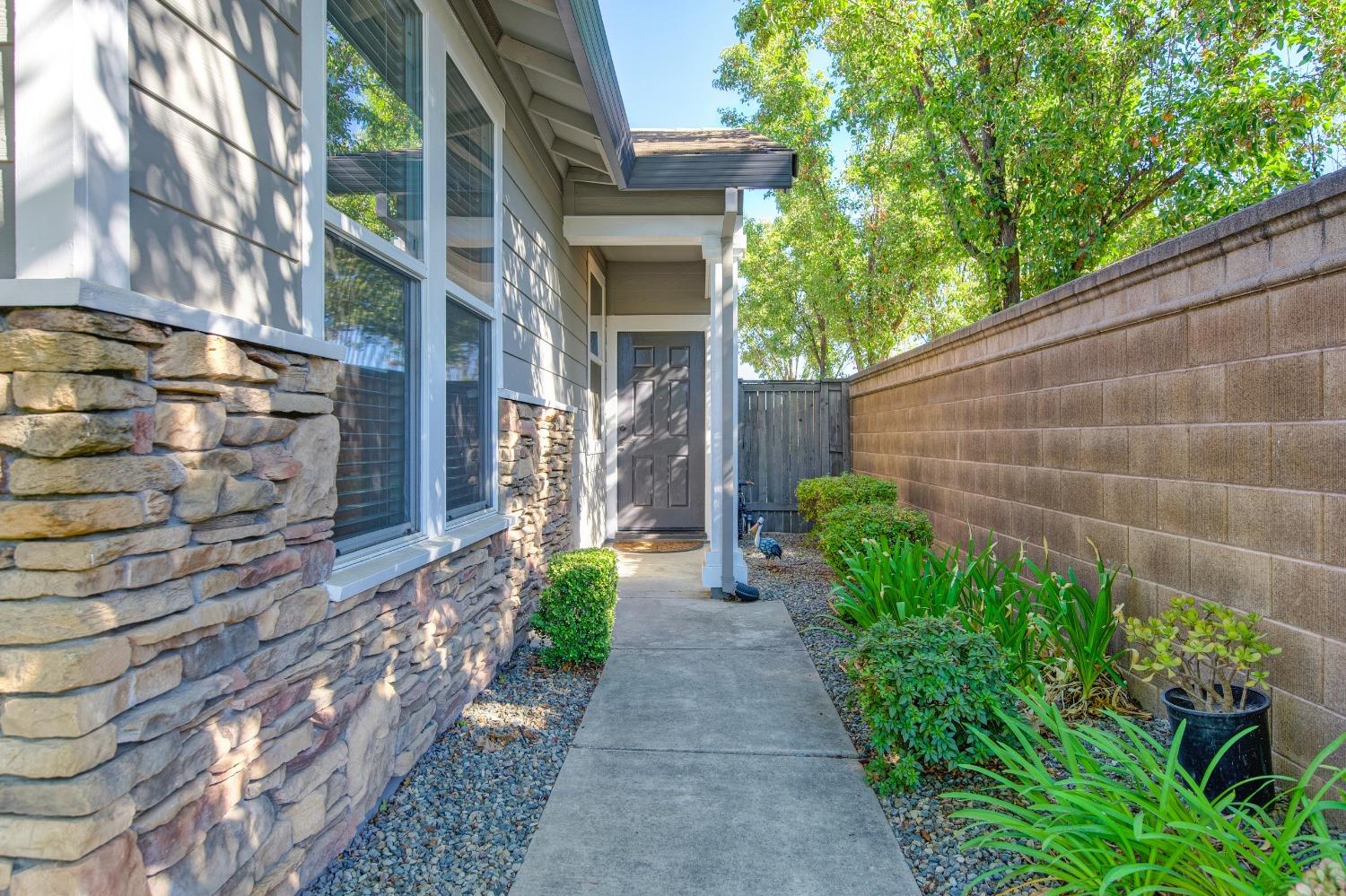 Detail Gallery Image 6 of 98 For 381 Pelican Bay Cir, Sacramento,  CA 95835 - 2 Beds | 2 Baths