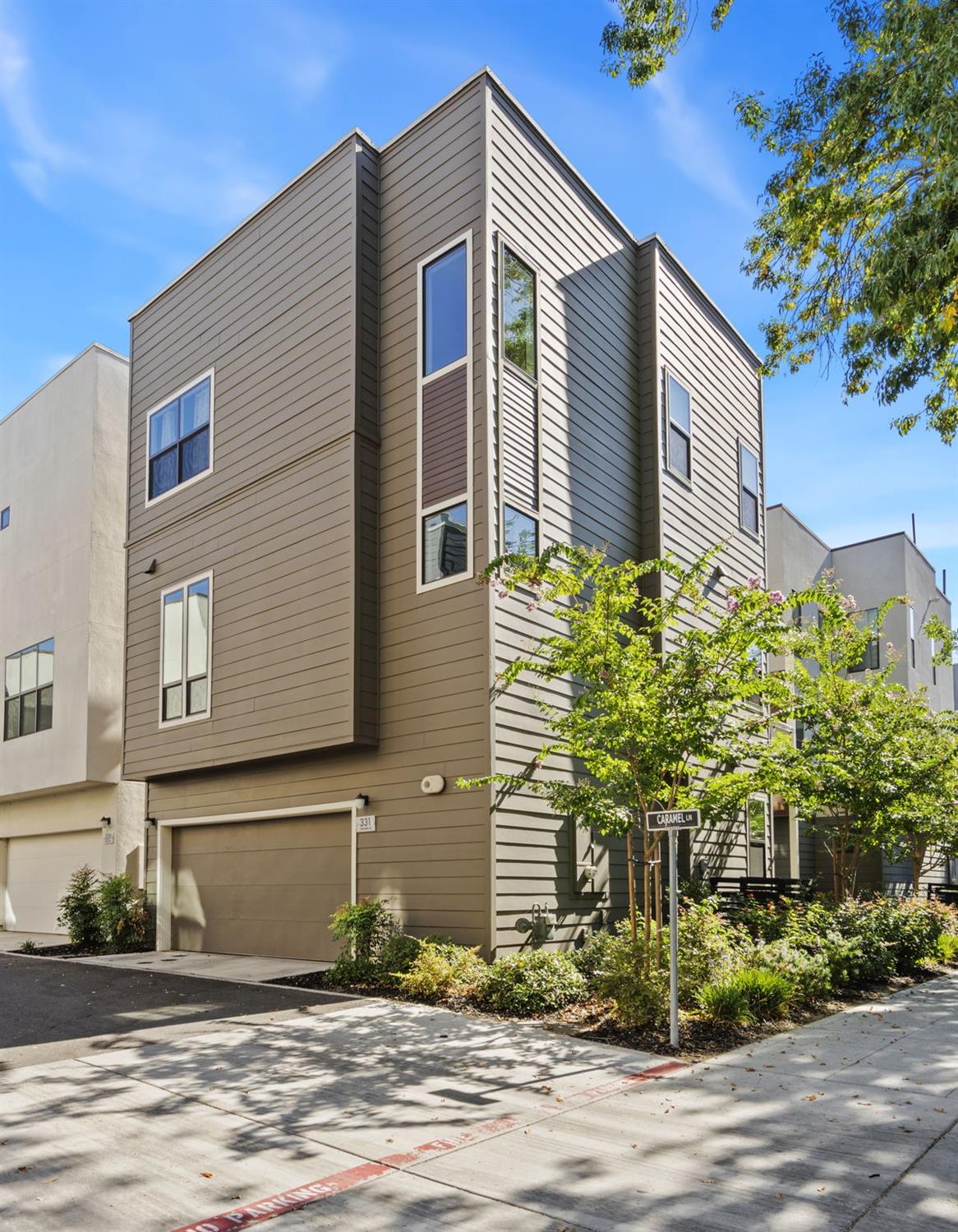 Detail Gallery Image 2 of 30 For 331 Caramel Ln, Sacramento,  CA 95814 - 3 Beds | 3/1 Baths