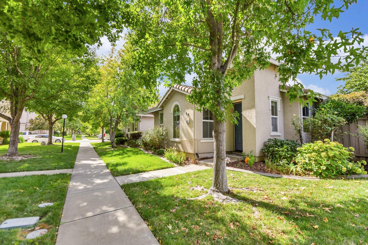 Detail Gallery Image 2 of 54 For 3063 Brunnet Ln, Sacramento,  CA 95833 - 3 Beds | 2 Baths