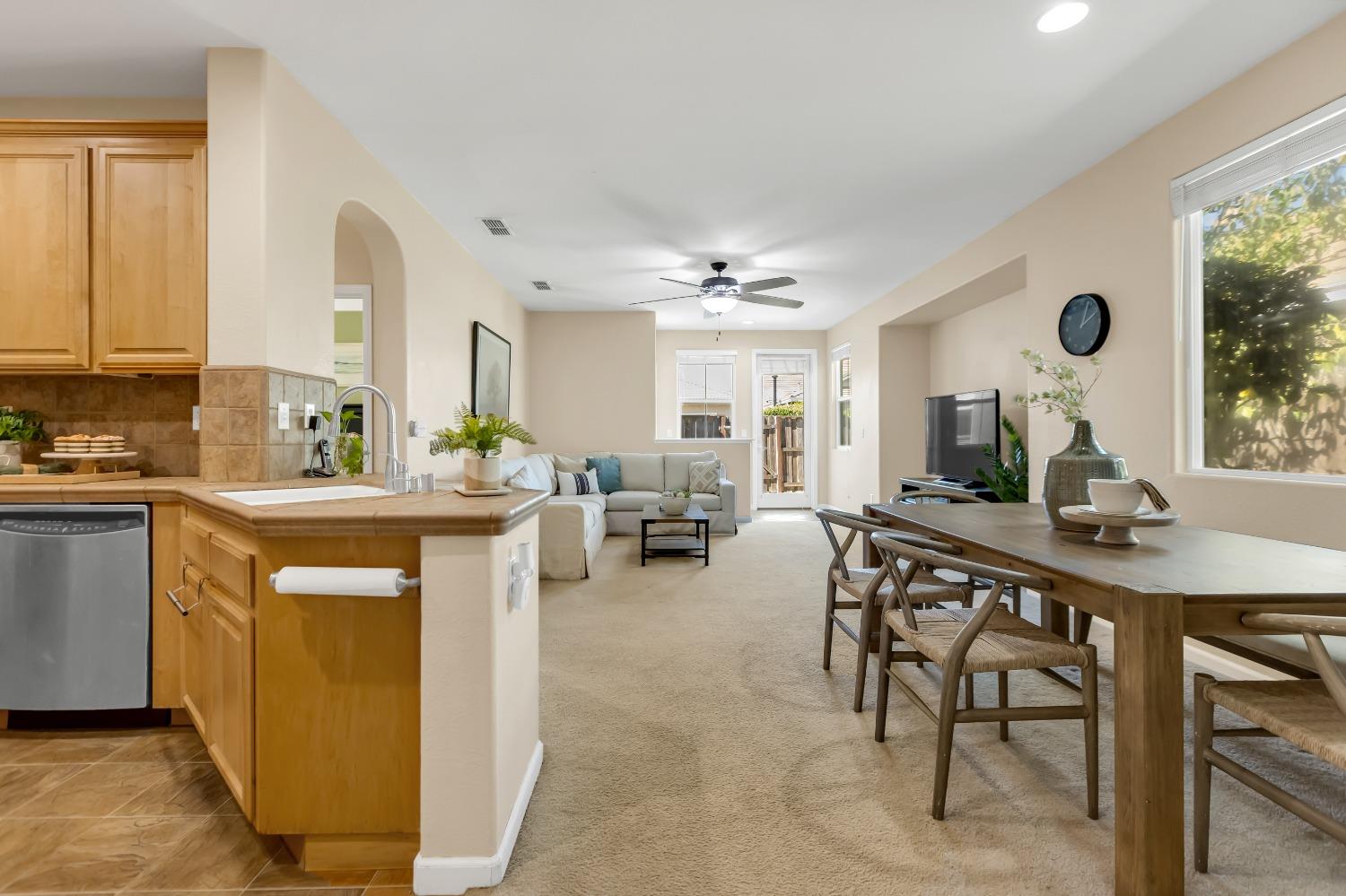 Detail Gallery Image 8 of 54 For 3063 Brunnet Ln, Sacramento,  CA 95833 - 3 Beds | 2 Baths