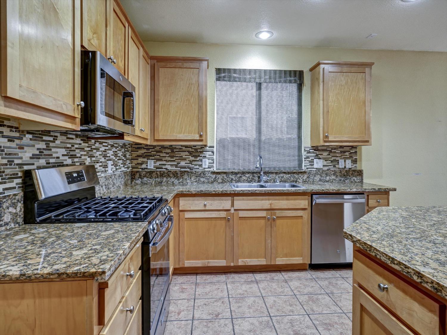 Detail Gallery Image 7 of 19 For 898 Ann Marie Dr, Manteca,  CA 95337 - 3 Beds | 2 Baths