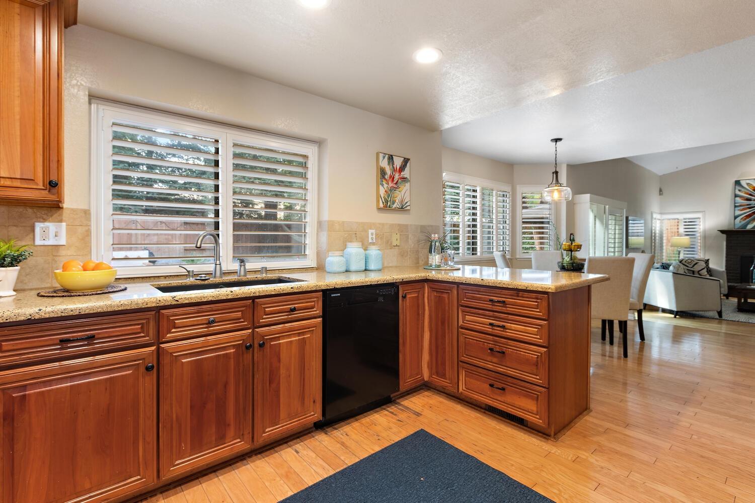 Detail Gallery Image 11 of 41 For 7455 Castano Way, Sacramento,  CA 95831 - 4 Beds | 2/1 Baths