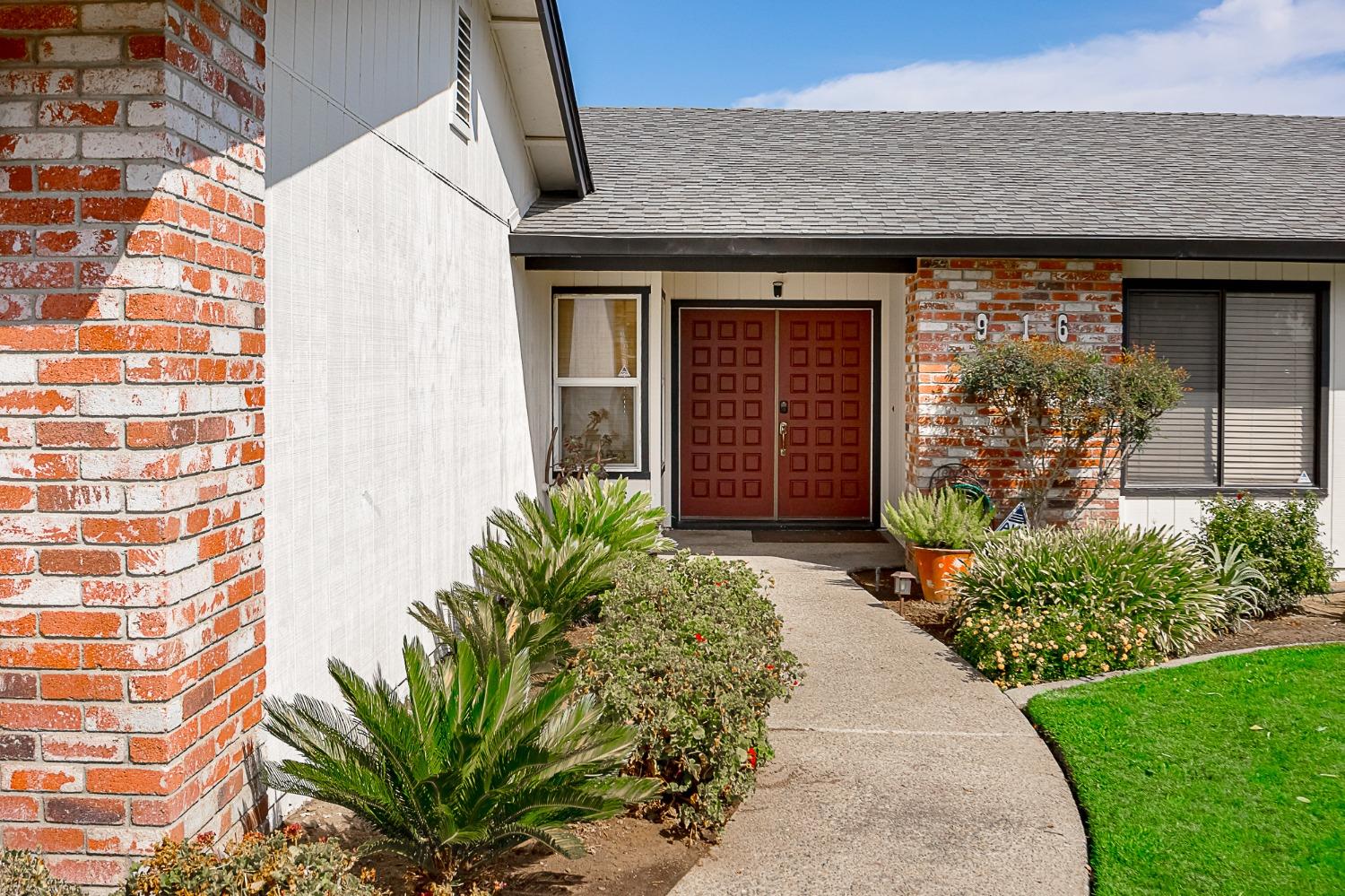 Detail Gallery Image 2 of 31 For 916 Alpine Ave, Manteca,  CA 95336 - 3 Beds | 2 Baths