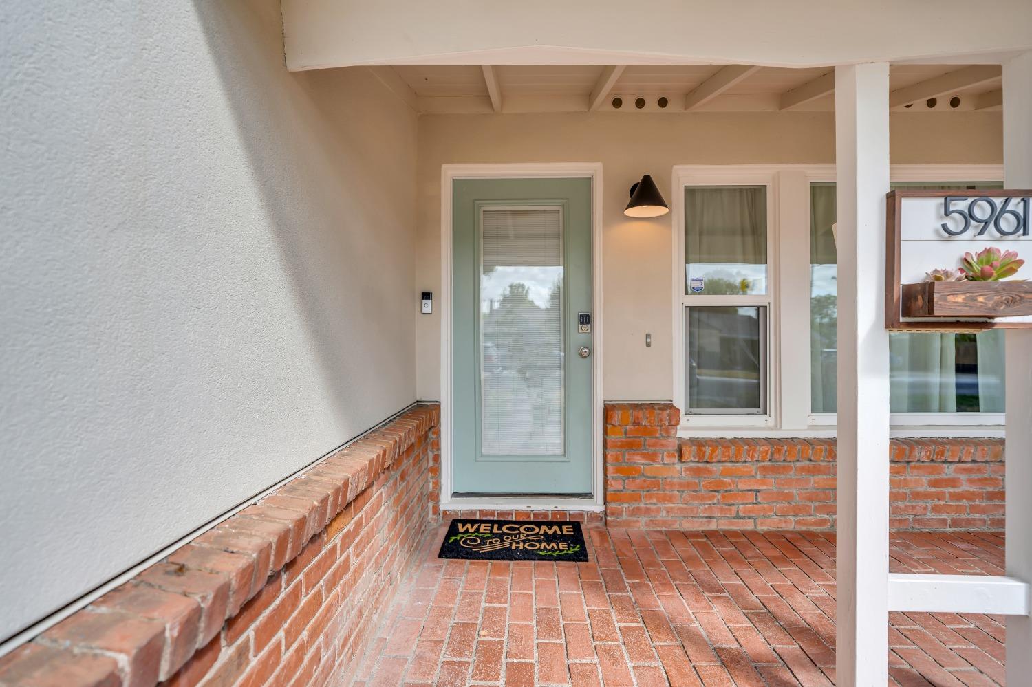 Detail Gallery Image 5 of 55 For 5961 19th Ave, Sacramento,  CA 95820 - 3 Beds | 2 Baths