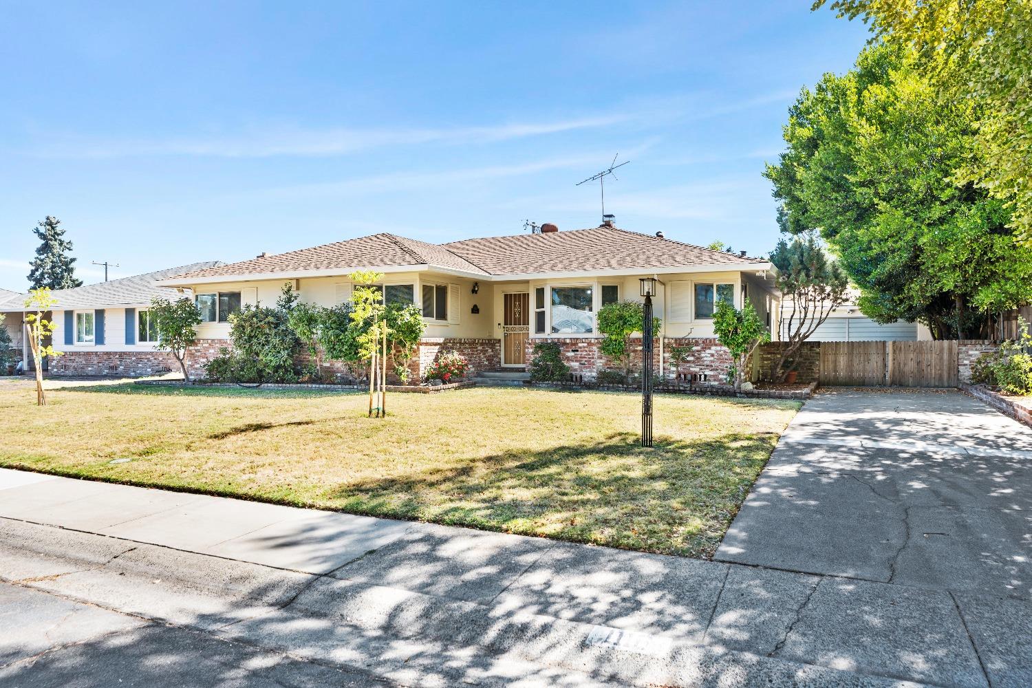 Detail Gallery Image 1 of 1 For 1116 34th Ave, Sacramento,  CA 95822 - 3 Beds | 1/1 Baths