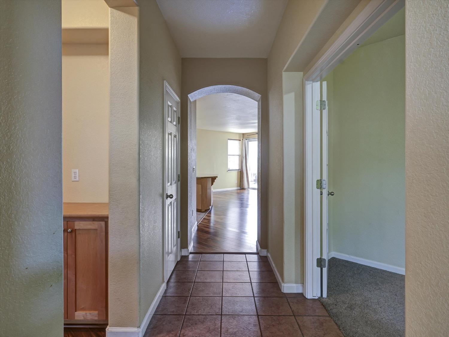 Detail Gallery Image 4 of 19 For 898 Ann Marie Dr, Manteca,  CA 95337 - 3 Beds | 2 Baths