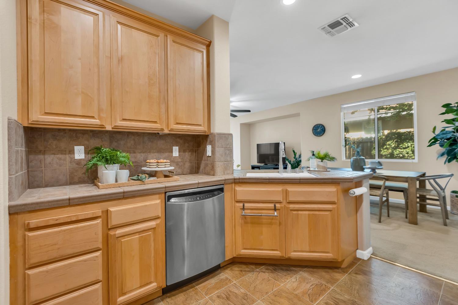 Detail Gallery Image 12 of 54 For 3063 Brunnet Ln, Sacramento,  CA 95833 - 3 Beds | 2 Baths